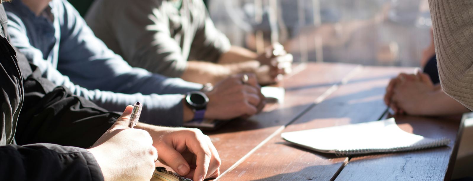 Arbeitsbesprechung an einem Tisch mit Notizen